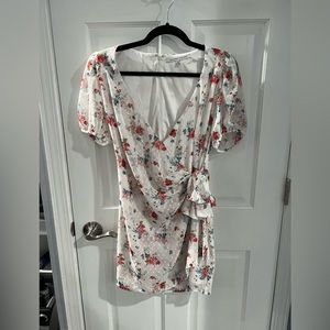 Collective Concepts – Short Sleeve Floral Print Wrap Dress
WHITE FLORAL PRINT M